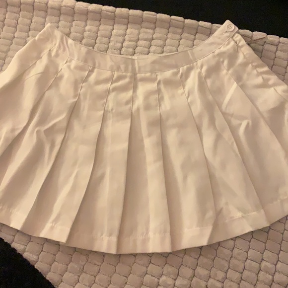 Black and white skirt - Picture 4 of 4